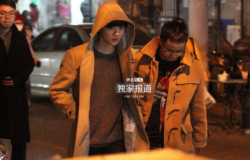 鹿晗与好友相聚街边吃宵夜 见记者友好相邀（组图）