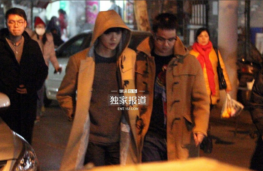 鹿晗与好友相聚街边吃宵夜 见记者友好相邀（组图）