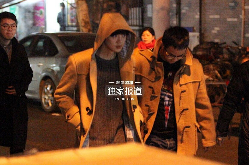 鹿晗与好友相聚街边吃宵夜 见记者友好相邀（组图）