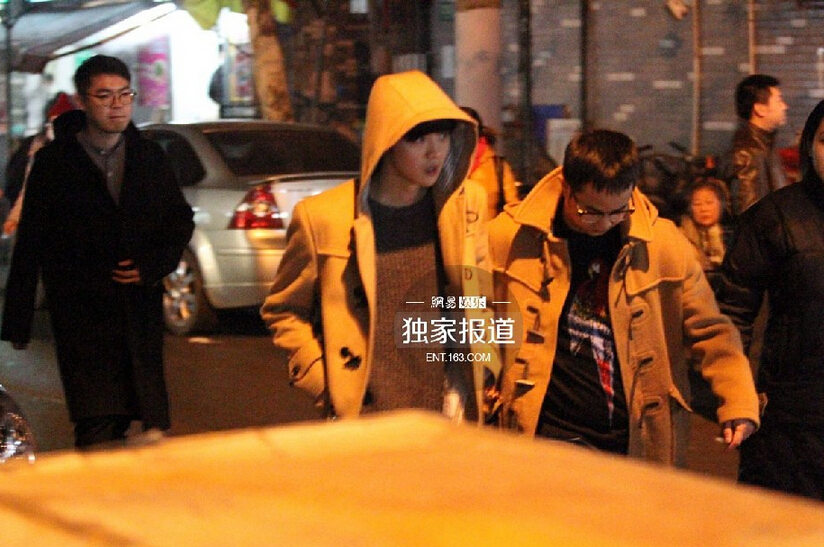 鹿晗与好友相聚街边吃宵夜 见记者友好相邀（组图）