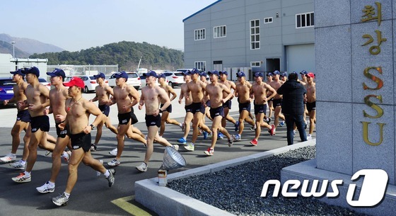 韩国海难救助队耐寒集训 冰冷海水中高唱军歌（组图）