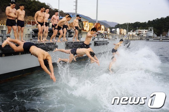 韩国海难救助队耐寒集训 冰冷海水中高唱军歌(组图)