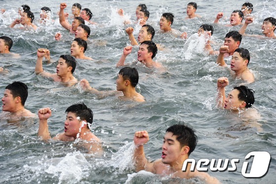 韩国海难救助队耐寒集训 冰冷海水中高唱军歌（组图）