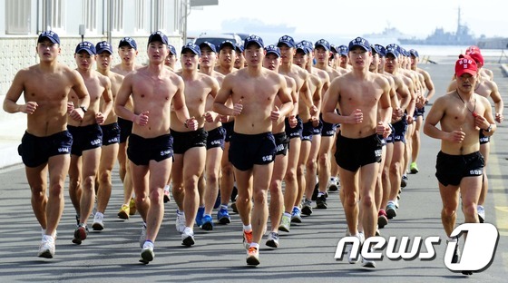 韩国海难救助队耐寒集训 冰冷海水中高唱军歌(组图)