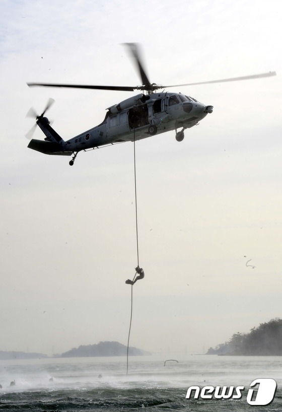 韩国海难救助队耐寒集训 冰冷海水中高唱军歌（组图）