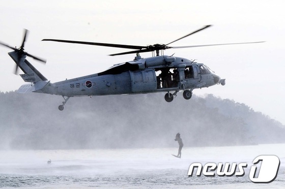 韩国海难救助队耐寒集训 冰冷海水中高唱军歌(组图)
