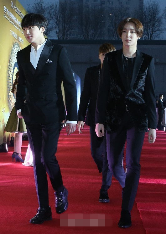 韩金唱片颁奖礼盛大开幕 少女时代获人气奖泫雅露背不嫌冷（组图）