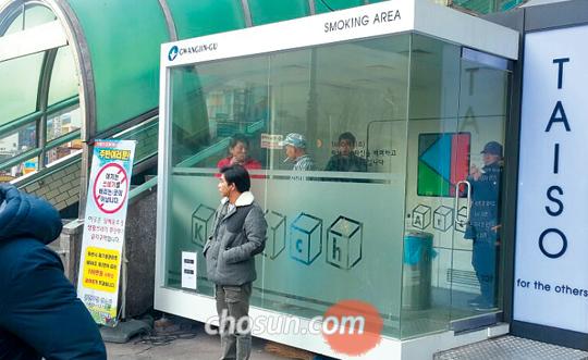韩国首尔设路边吸烟亭造福烟民（图）