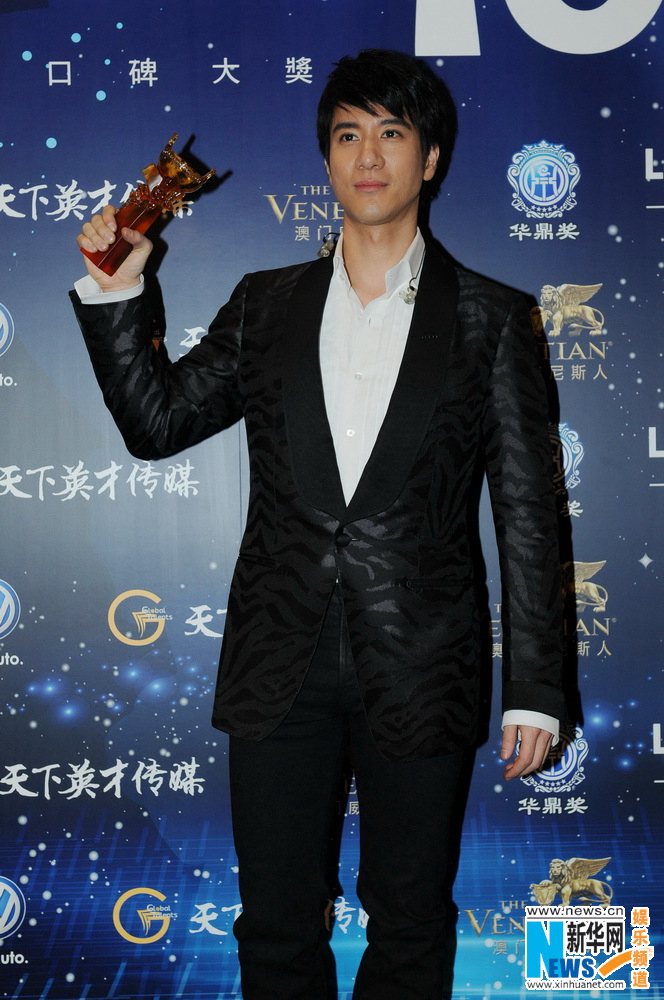 金秀贤“华鼎奖”红毯现身帅气 谈瘦身秘诀（组图）