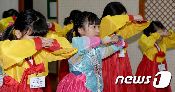 韩国龙仁礼仪课堂开课 小学生着韩服态度认真【高清组图】