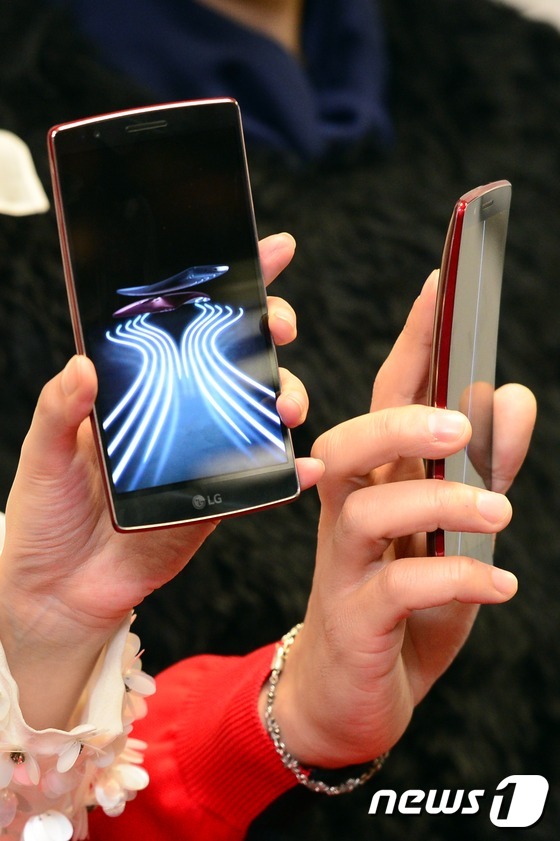 LG “G Flex 2”智能手机今日亮相 流畅曲面设计引人瞩目【高清组图】