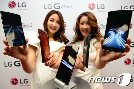 LG “G Flex 2”智能手机今日亮相 流畅曲面设计引人瞩目【高清组图】