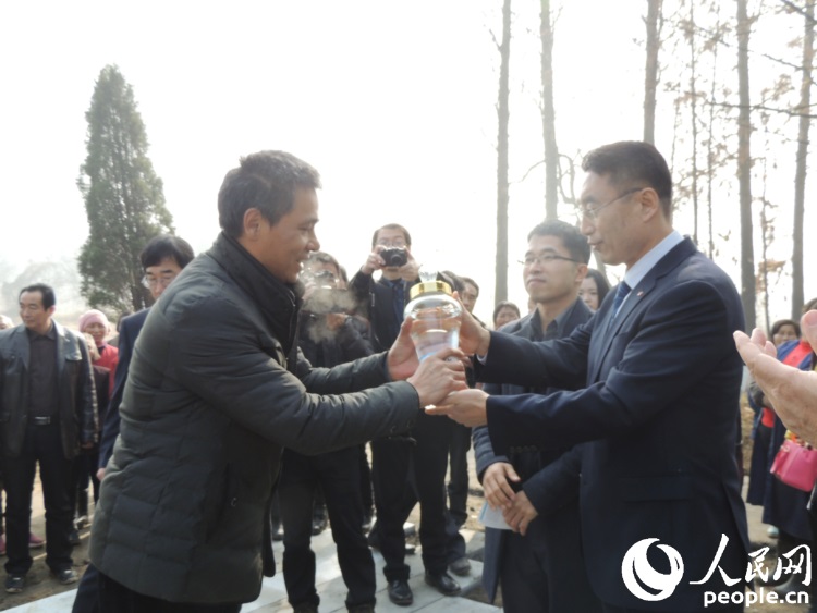 韩国庆尚南道南海郡守访问抗倭名将邓子龙墓地（组图）
