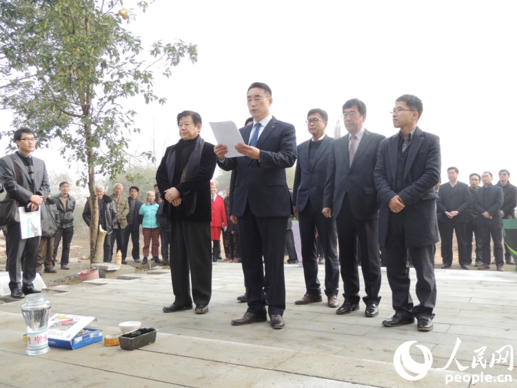 韩国庆尚南道南海郡守访问抗倭名将邓子龙墓地（组图）