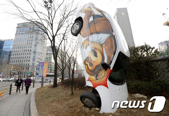 汽车“倒插”首尔市区 提醒市民安全驾驶【组图】