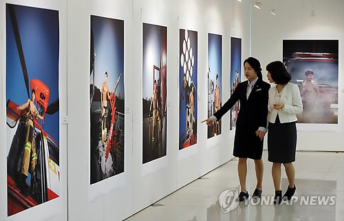 韩消防员大秀腹肌 拍月历筹善款【高清组图】