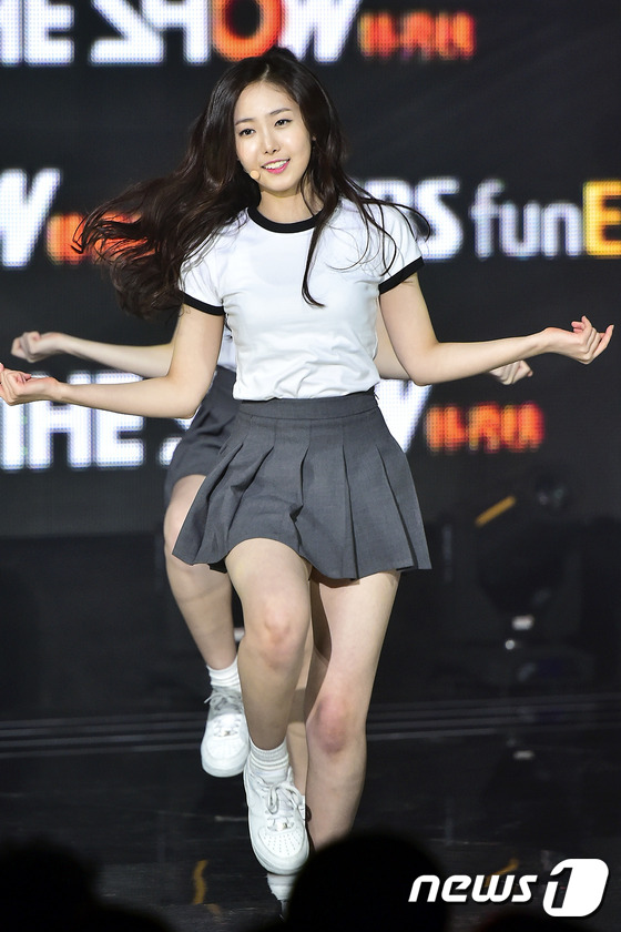 韩众女团现身音乐节目  齐秀美腿拼人气（组图)