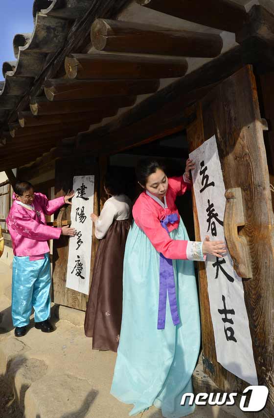 韩国立春贴对联 祈愿幸运相伴【组图】