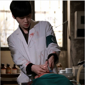 《Blood》安宰贤变身蓝眸吸血鬼医生 最全剧照抢先看（组图）