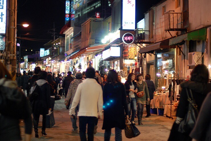 弘大商圈购物街（图片来源：韩国网络）