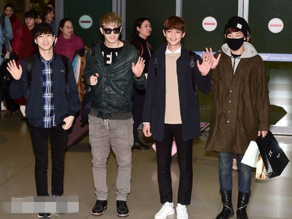 EXO SHINee结束“印度行”返韩 频频微笑挥手精神好（组图）