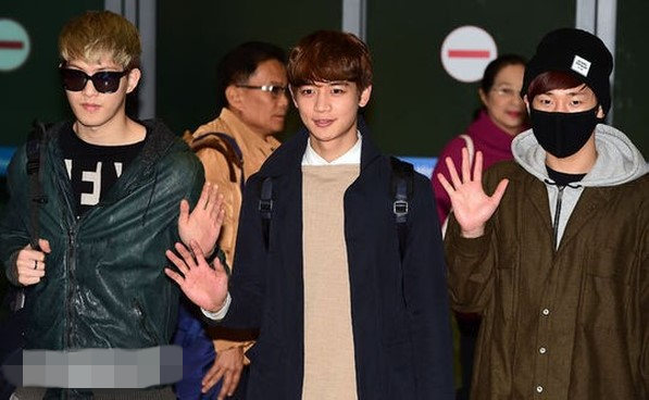 EXO SHINee结束“印度行”返韩 频频微笑挥手精神好（组图）