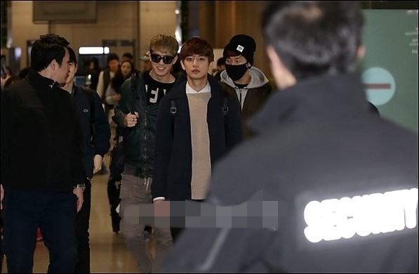 EXO SHINee结束“印度行”返韩 频频微笑挥手精神好（组图）