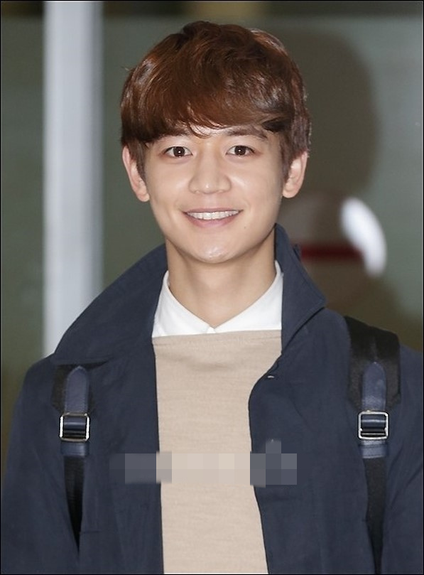 EXO SHINee结束“印度行”返韩 频频微笑挥手精神好（组图）