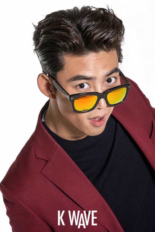 2PM玉泽演登韩流杂志封面 调皮大男孩展成熟魅力（组图）