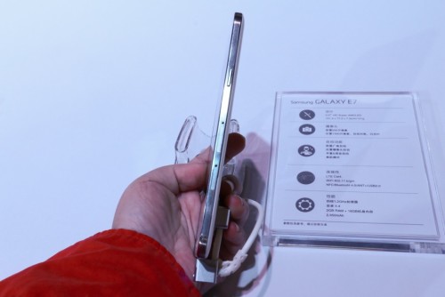 三星GALAXY E7发布：定位中端市场【组图】