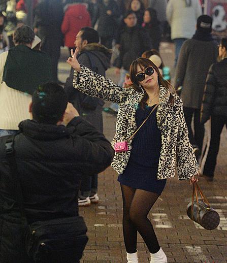 一名中国游客在韩国街头拍照(网页截图)
