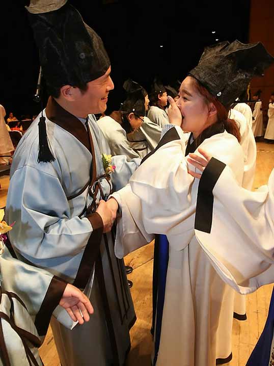 韩中央大学学生穿“道士服”参加毕业典礼(高清组图)