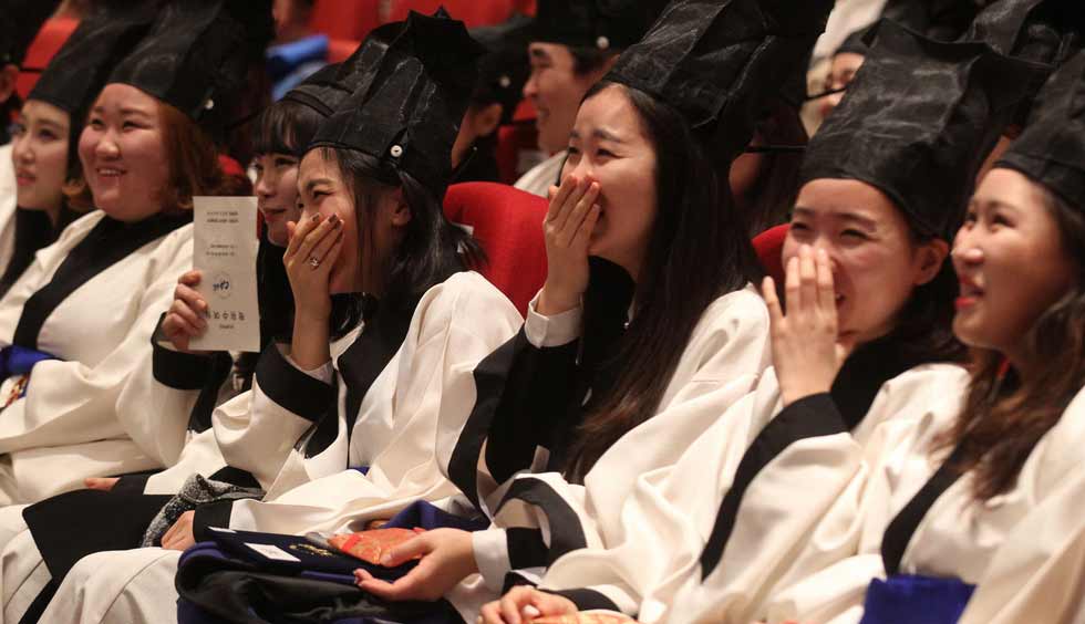 韩中央大学学生穿“道士服”参加毕业典礼(高清组图)