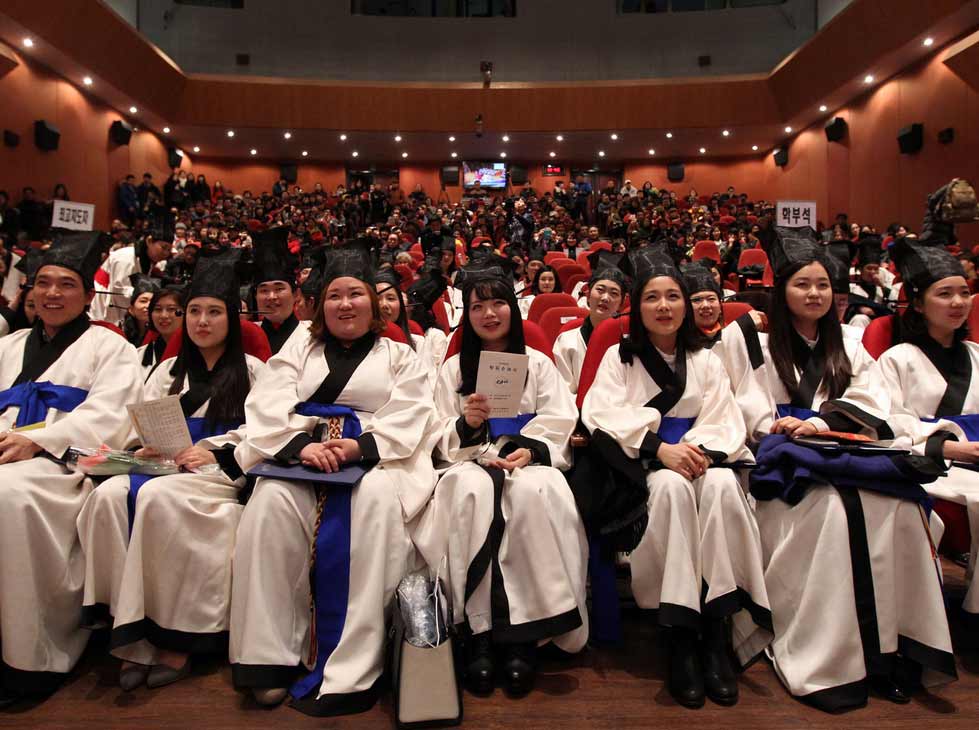 韩中央大学学生穿“道士服”参加毕业典礼(高清组图)