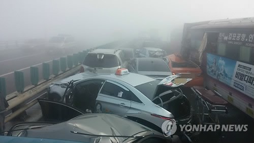 韩国仁川现车辆连环撞 大雾天气或为主因