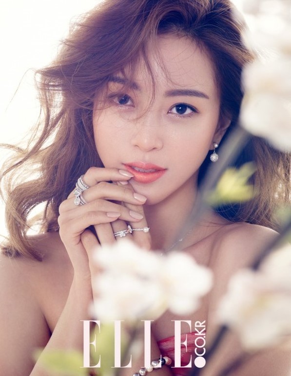 韩艺瑟变身春之女神拍写真  百花簇拥秀早春时尚（组图）
