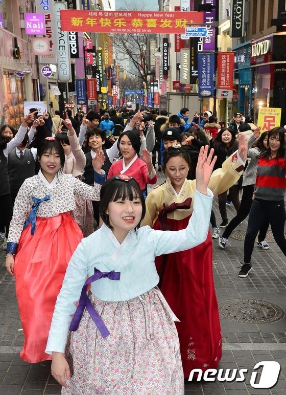 韩高中生情人节在明洞举行快闪活动 宣传阿里郎（组图）