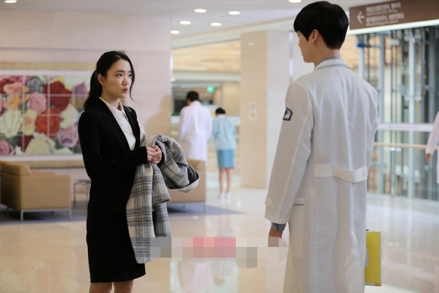 安宰贤白大褂演绎专业医生 《Blood》将播公开最新剧照（组图）