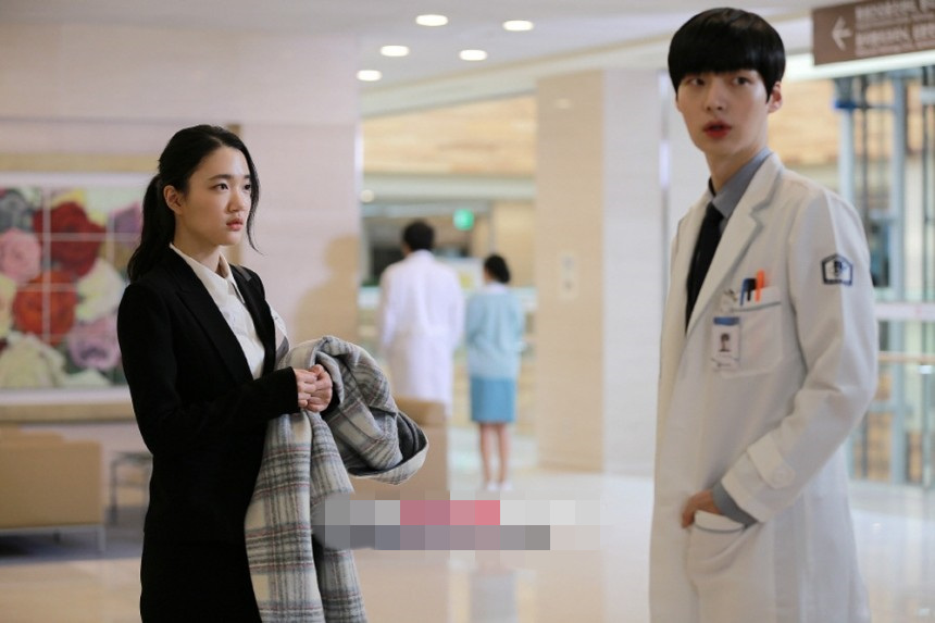 安宰贤白大褂演绎专业医生 《Blood》将播公开最新剧照（组图）