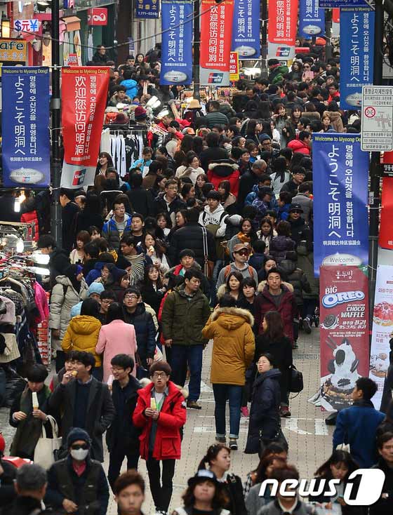 春节前，首尔明洞迎来大批中国游客。