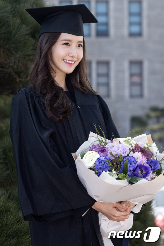 少女时代允儿大学毕业 与男友李胜基同校【组图】