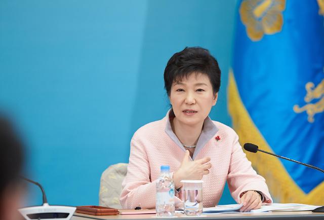 朴槿惠就任总统两周年 首次参加青瓦台职员早会