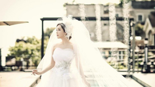 韩国变性女星河莉秀庆结婚七周年 晒婚纱照秀幸福【组图】