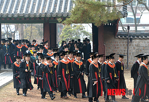 韩国成均馆大学举行传统毕业典礼【组图】