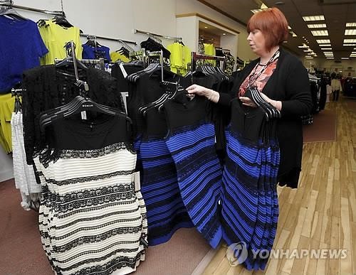 裙子在网络上被热议后，销量大增。（图片来源：韩联社）