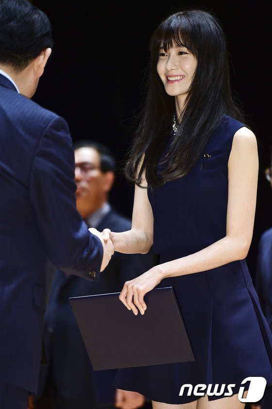 宋承宪少女时代允儿齐现身 获颁“总统奖”（组图）