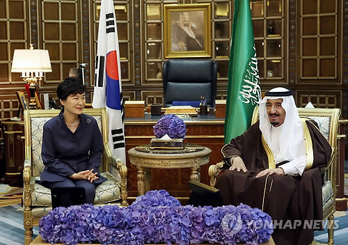 即使是中東產油國，近年來也積極發展核電 圖為南韓總統朴槿惠在沙烏地阿拉伯，商談核能技術合作