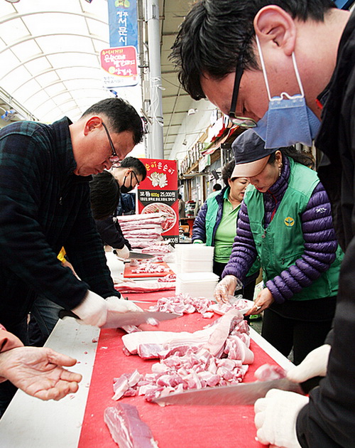 韩国举办五花肉百人宴 数百市民免费吃烤肉(组图)