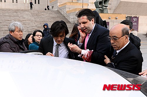 美驻韩大使被袭 嫌犯被抓警方加强警戒【组图】