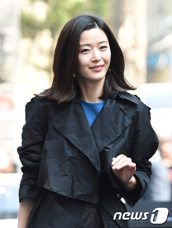 选左边还是右边？豪门阔太全智贤韩彩英同现场比美 （组图）
